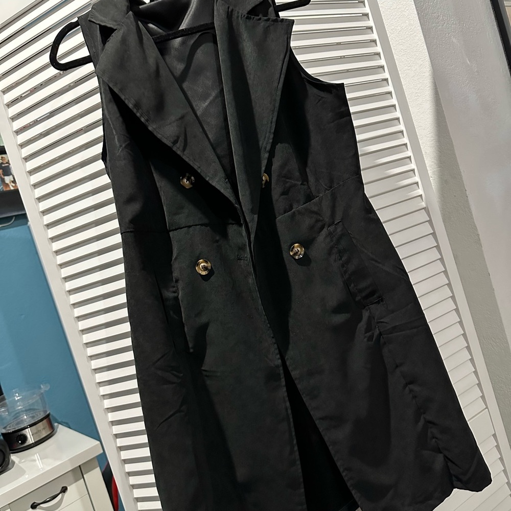 Elegant Black Sleeveless Coat